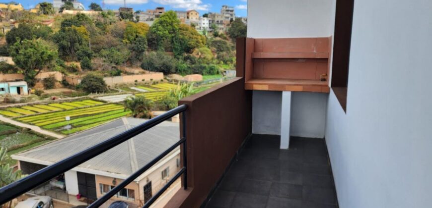 Louez cet appartement neuf T4 situé dans un quartier calme et résidentiel à Andranomena