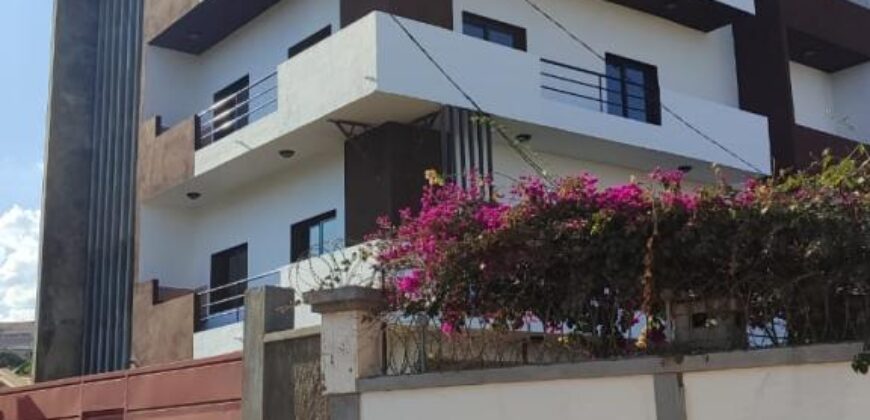 Louez cet appartement neuf T4 situé dans un quartier calme et résidentiel à Andranomena