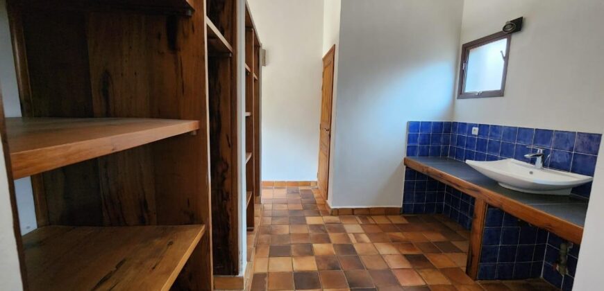 En vente un site hôtelier exceptionnel sur un terrain de 3 000 m² situé à Mandrosoa Ivato