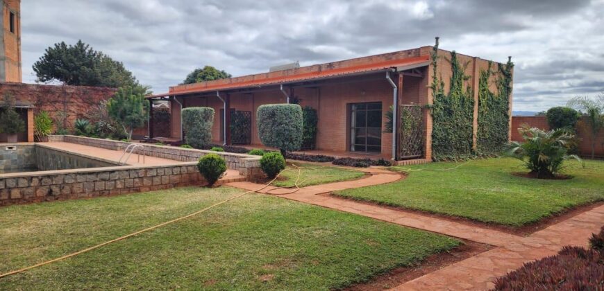 En vente un site hôtelier exceptionnel sur un terrain de 3 000 m² situé à Mandrosoa Ivato