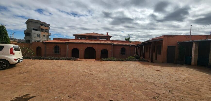 En vente un site hôtelier exceptionnel sur un terrain de 3 000 m² situé à Mandrosoa Ivato