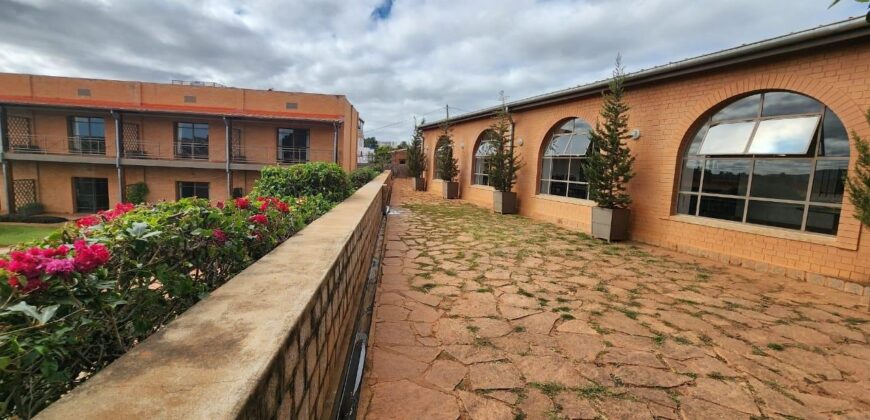 En vente un site hôtelier exceptionnel sur un terrain de 3 000 m² situé à Mandrosoa Ivato