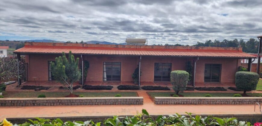 En vente un site hôtelier exceptionnel sur un terrain de 3 000 m² situé à Mandrosoa Ivato