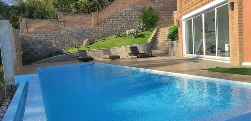 Location d’un grand appartement T5 de 208 m2 avec piscine situé dans une résidence sécurisée à Ambohipotsy