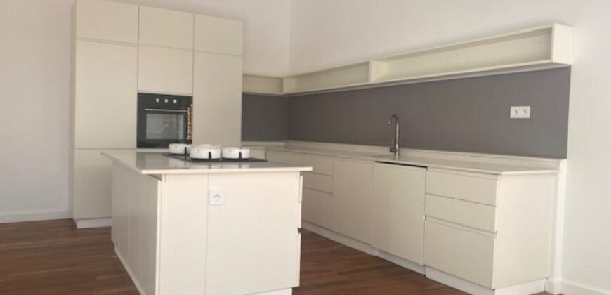 Location d’un grand appartement T5 de 208 m2 avec piscine situé dans une résidence sécurisée à Ambohipotsy