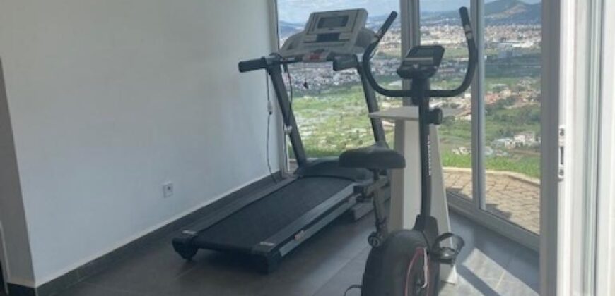 Location d’un grand appartement T5 de 208 m2 avec piscine situé dans une résidence sécurisée à Ambohipotsy