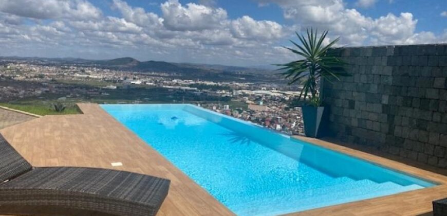 Location d’un grand appartement T5 de 208 m2 avec piscine situé dans une résidence sécurisée à Ambohipotsy