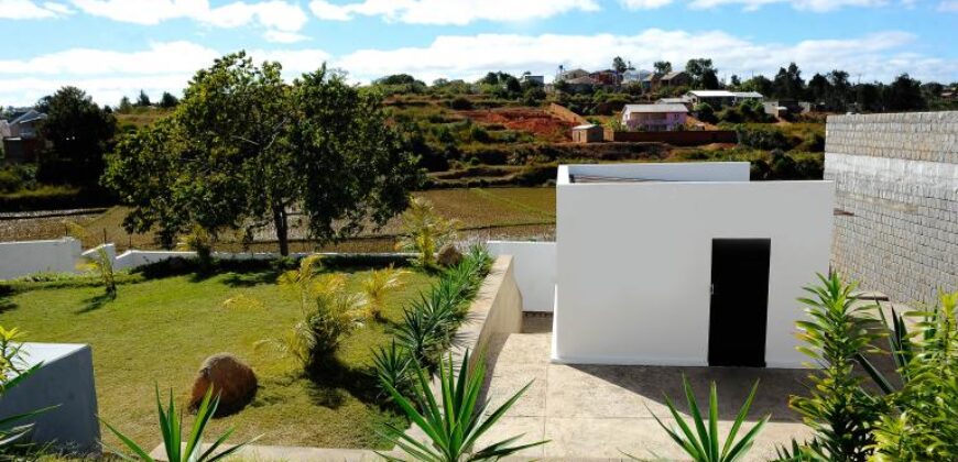 En vente une superbe villa neuve de style moderne située dans un quartier résidentiel à Ilafy Andranovelona