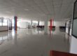 Location d’un vaste local commercial ou professionnel de 1500 m2 situé en bordure de la route principale à Anosizato