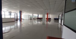 Location d’un vaste local commercial ou professionnel de 1500 m2 situé en bordure de la route principale à Anosizato