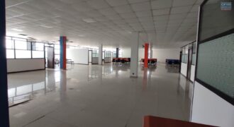 Location d’un vaste local commercial ou professionnel de 1500 m2 situé en bordure de la route principale à Anosizato