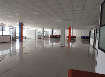 Location d’un vaste local commercial ou professionnel de 1500 m2 situé en bordure de la route principale à Anosizato