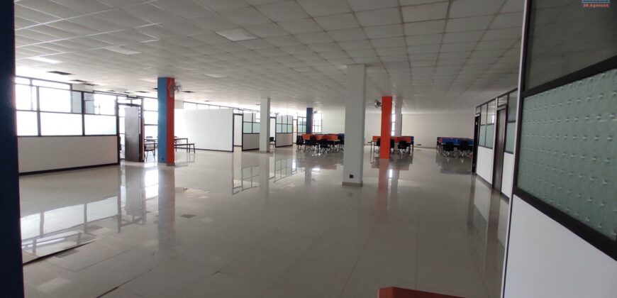 Location d’un vaste local commercial ou professionnel de 1500 m2 situé en bordure de la route principale à Anosizato