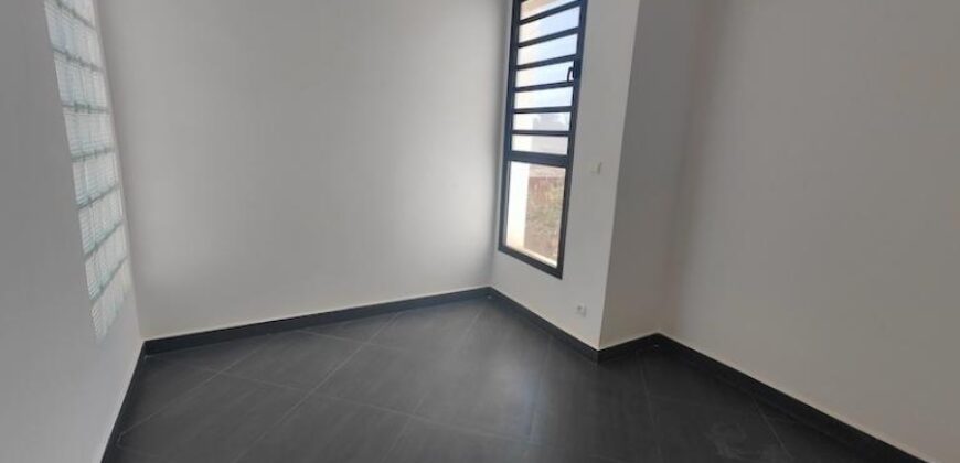 À louer appartement T4 situé dans un quartier calme proche des commodités à Ambatobe