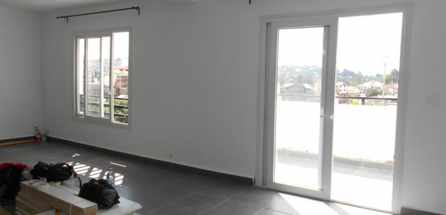À louer appartement T3 situé dans un quartier calme à Ambohimiandra