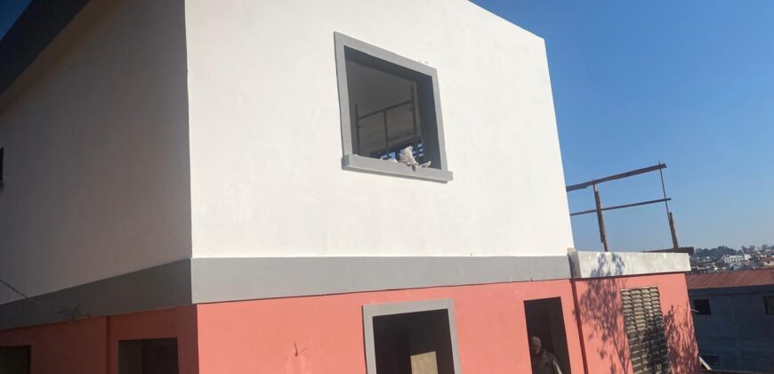 À vendre villa T5 moderne en cours de finition sur un terrain 461 m2 Ambatobe
