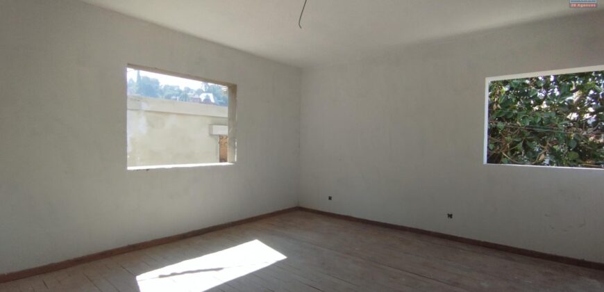 À vendre villa T5 moderne en cours de finition sur un terrain 461 m2 Ambatobe