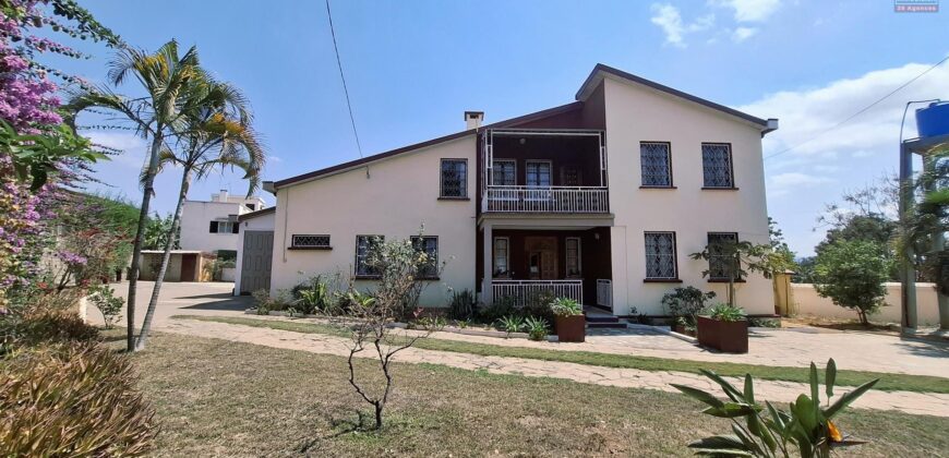 À louer une spacieuse villa F6 avec garage fermé située à Ivato Ambohijanahary proche de l’aéroport