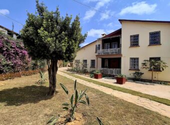 À louer une spacieuse villa F6 avec garage fermé située à Ivato Ambohijanahary proche de l’aéroport