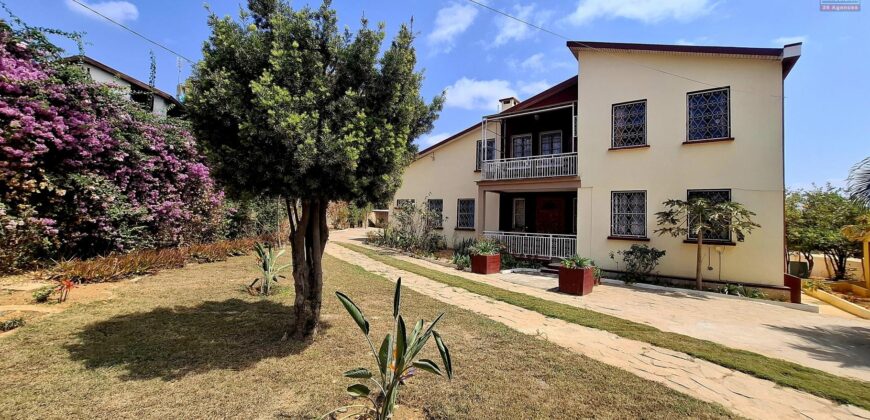 À louer une spacieuse villa F6 avec garage fermé située à Ivato Ambohijanahary proche de l’aéroport