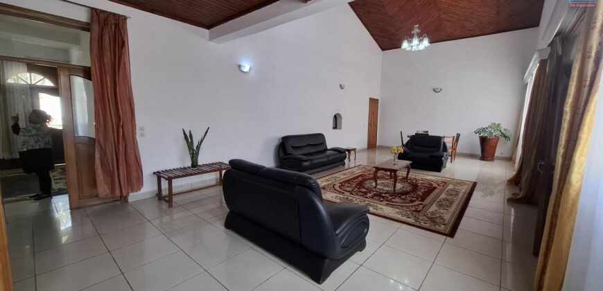 À louer une spacieuse villa F6 avec garage fermé située à Ivato Ambohijanahary proche de l’aéroport