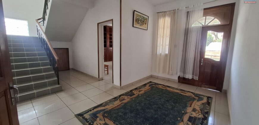 À louer une spacieuse villa F6 avec garage fermé située à Ivato Ambohijanahary proche de l’aéroport
