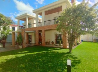 À louer une spacieuse villa meublée F5+ située dans une résidence sécurisée à Androhibe
