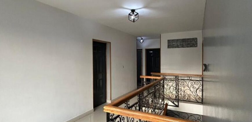 À louer une grande villa T6 avec piscine située à Ambatobe
