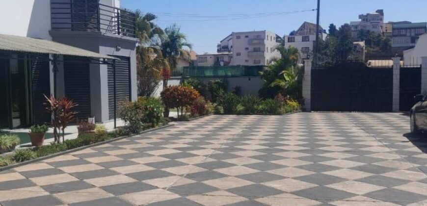 À louer une grande villa T6 avec piscine située à Ambatobe