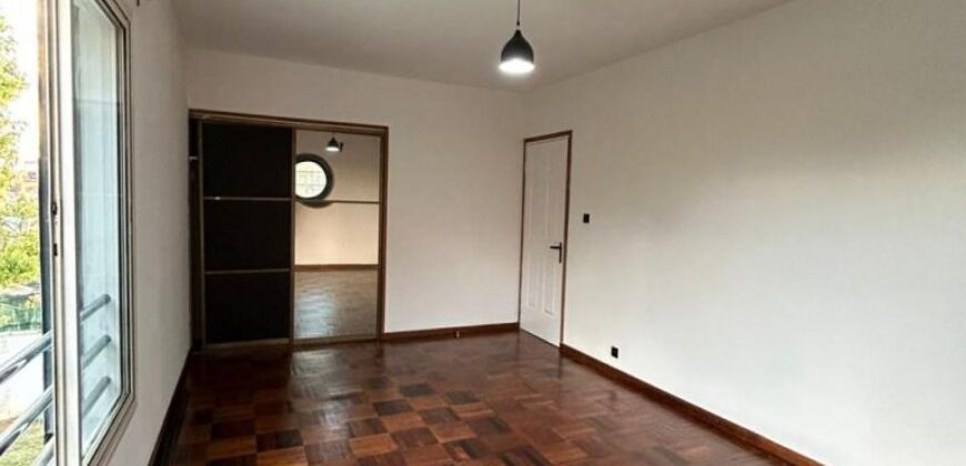 À louer une grande villa T6 avec piscine située à Ambatobe