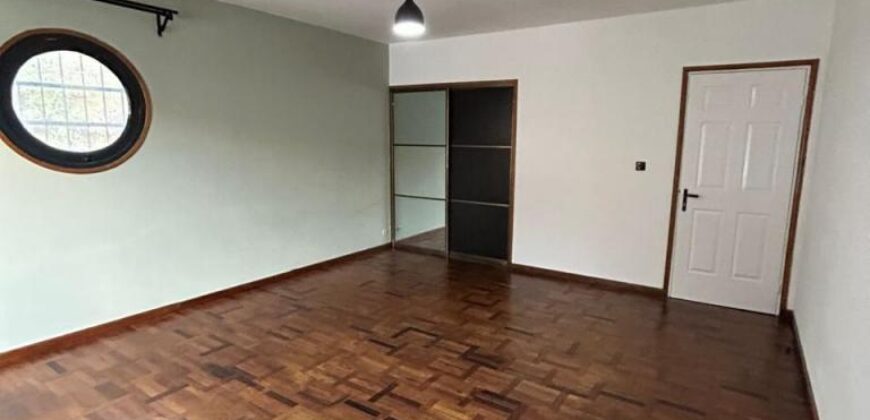 À louer une grande villa T6 avec piscine située à Ambatobe