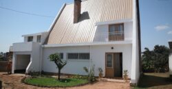 En vente une villa de type F5 située dans un quartier résidentiel paisible à Ambohibao