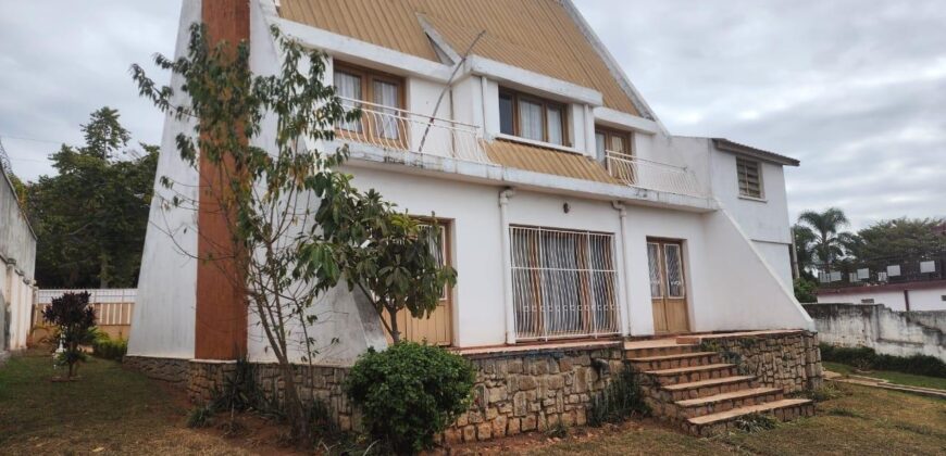 En vente une villa de type F5 située dans un quartier résidentiel paisible à Ambohibao