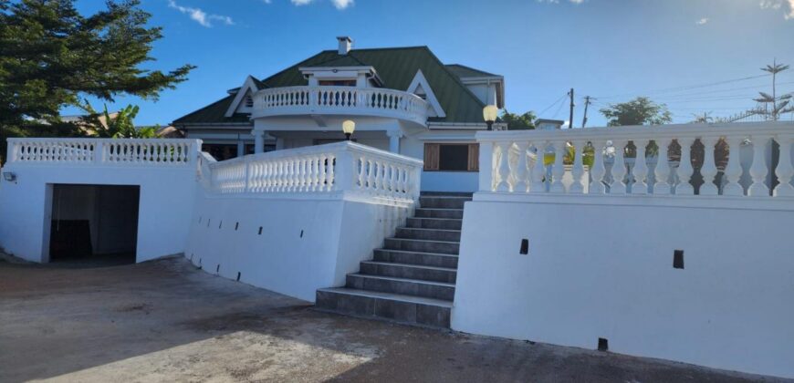 À louer magnifique villa à étage T5 avec piscine à Ankadindravola