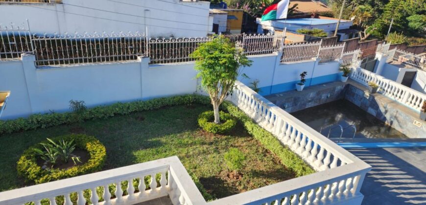 À louer magnifique villa à étage T5 avec piscine à Ankadindravola