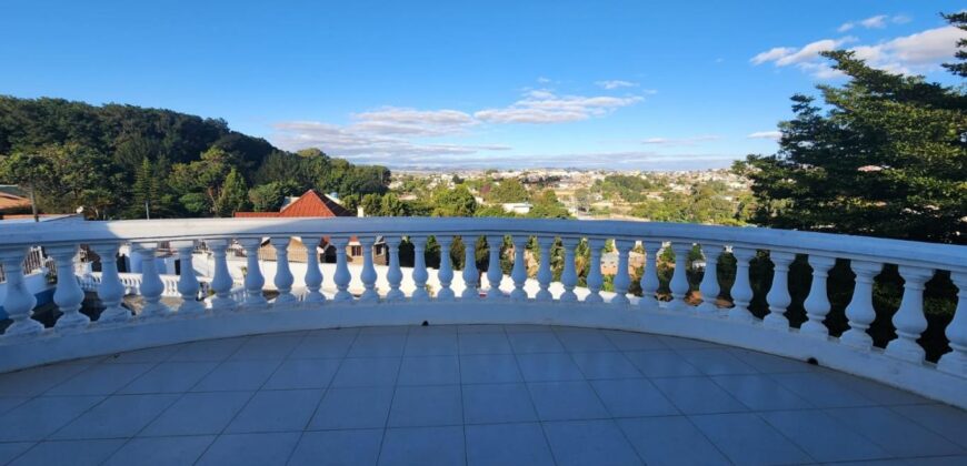 À louer magnifique villa à étage T5 avec piscine à Ankadindravola
