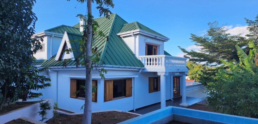 À louer magnifique villa à étage T5 avec piscine à Ankadindravola