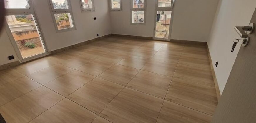 À louer un bel appartement T3 neuf situé dans un quartier calme et sécurisé à Andrononobe Analamahitsy