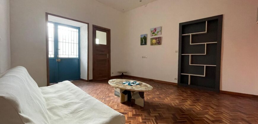 Location d’un studio meublé situé dans un immeuble sécurisé à Isoraka