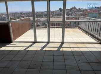 Location d’un appartement T5 en Triplex situé à Analamahitsy