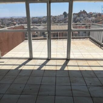 Location d’un appartement T5 en Triplex situé à Analamahitsy