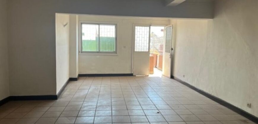 Location d’un appartement T5 en Triplex situé à Analamahitsy
