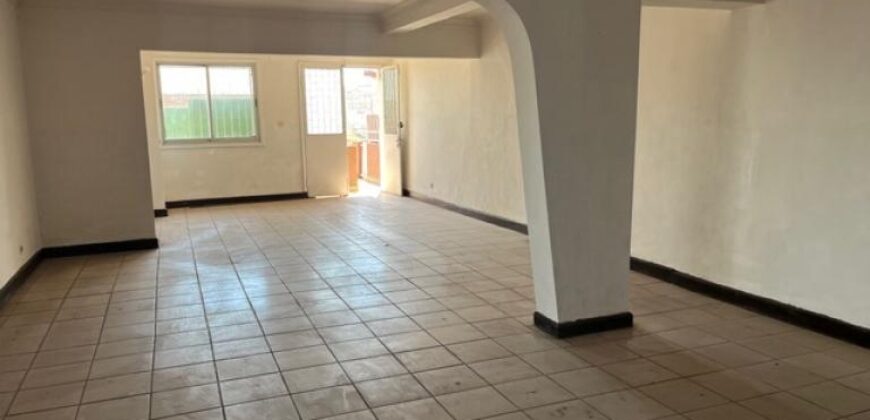 Location d’un appartement T5 en Triplex situé à Analamahitsy