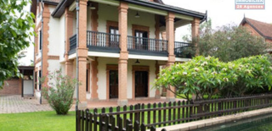 À louer une superbe villa T5 avec piscine située dans une résidence sécurisée à Ankorondrano