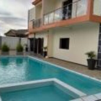 Location d’une villa T7 neuve avec piscine située à Manjaka Ilafy dans un quartier calme