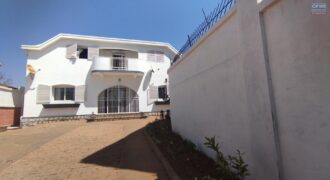 Location d’une grande villa F5 à étage idéalement située à Ambohimirary Location d’une grande villa F5 à étage idéalement située à Ambohimirary