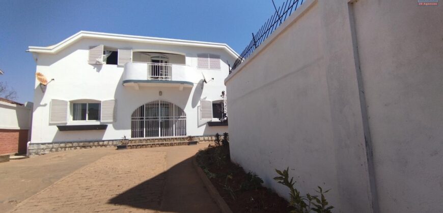 Location d’une grande villa F5 à étage idéalement située à Ambohimirary Location d’une grande villa F5 à étage idéalement située à Ambohimirary