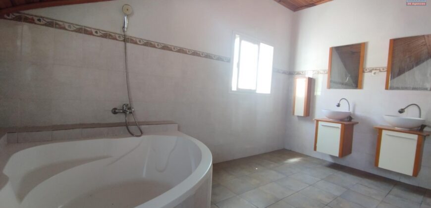 Location d’une grande villa F5 à étage idéalement située à Ambohimirary Location d’une grande villa F5 à étage idéalement située à Ambohimirary