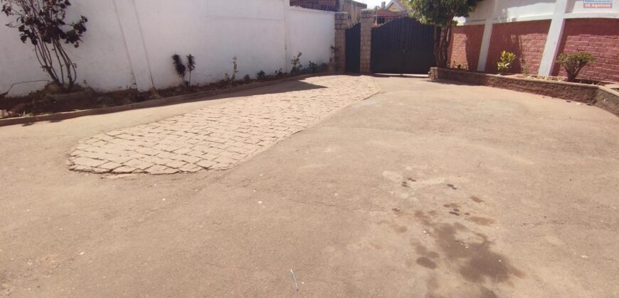 Location d’une grande villa F5 à étage idéalement située à Ambohimirary Location d’une grande villa F5 à étage idéalement située à Ambohimirary