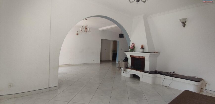Location d’une grande villa F5 à étage idéalement située à Ambohimirary Location d’une grande villa F5 à étage idéalement située à Ambohimirary